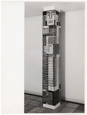 Viereckige Stütze mit Mosaik: Viereckige Stütze mit Mosaik vor weißer Wand