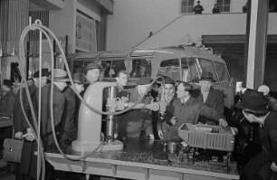 Messebesucher im Gespräch in der ungarischen Ausstellungshalle, Präsentation von Maschinen zur Metallbearbeitung / Zerspanung und Fahrzeugen/Busse