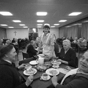 Abendessen im neuerbauten Altenwohnheim Christian-Griesbach-Haus.