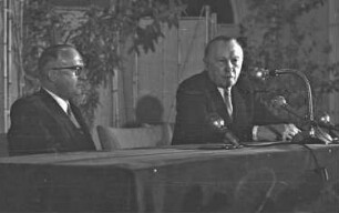 Baden-Baden: Kurhaus; am Tisch; Hallstein und Adenauer