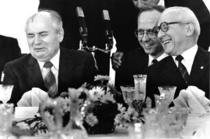 Michail Gorbatschow und Erich Honecker beim Lunch während des Treffenens der führender Repräsentanten der Warschauer-Pakt-Staaten in Ost-Berlin