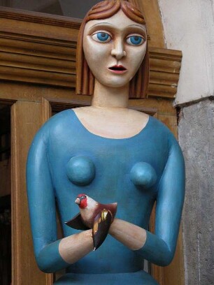 Werbefigur vor einem Geschäft in der Altstadt