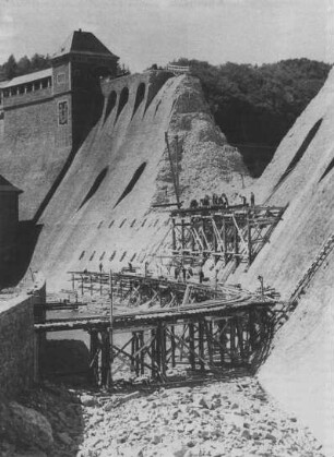 Wiederaufbau der Edertalsperre nach Bombenangriff von 1943