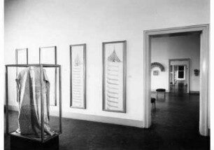 Aufstellung des Museums für Islamische Kunst im Pergamonmuseum, Saal mit türkischen Urkunden (Raum 2) mit Blick in den Ktesiphon-Saal (Raum 3)