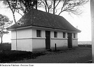 Häuschen mit Walmdach, wohl mit Umkleidekabinen oberhalb des Damenbadestrandes