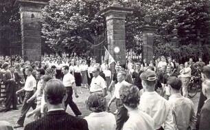 Sportfest "Das grosse Spiel" am 13.07.1957. Umzug von Sportlern durch das Schlossgartentor zur Lange Straße. Detmold. Lange Str. Papierabzug
