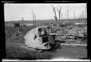 Nicht identifizierbare Gegend bei Cléry (=Cléry-sur-Somme) oder Brie (beide Dep. Somme, Frankreich): "erbeutete Tanks an der Straße (Teil eines Tanks)" (Nahaufnahme)