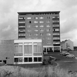 Marktplatz: Rathausgebäude, davor Geschäftsgebäude, rechts parkende Pkws, dahinter Wohngebäude des Stonsdorfer Weges: Blick von Westen