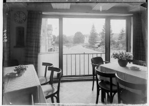 Cafe Schön Sigmaringen; Inneneinrichtung, Blick durch Fenster in Richtung Donaubrücke nach Laiz