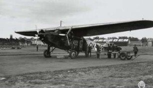 Flugplatz Dresden-Heller, Verkehrsflugzeug Fokker F 7, Verladen von Reisegepäck