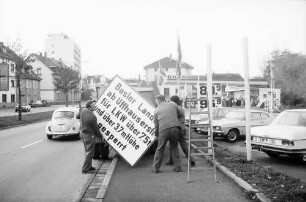 Freiburg: Hof des Tiefbauamts, Straßenschilderwald, Anbringung der Schilder zur Umleitung Basler Landstraße