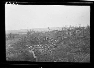 Nicht identifizierbare Ortschaft bei Douai (?) (Dep. Nord, Frankreich): Trümmerhaufen und Mauerreste einer "zerstörte[n] Ortschaft"
