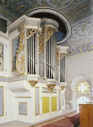 Einmanualige Orgel op. 9, Oberbobritzsch : Silbermann, Gottfried: Einmanualige Orgel I/13 (II/19) op. 9 (1714/1716; G. Silbermann, 1915/1916 seitliche Anbauten, 2. Manual, Spieltisch und pneumatische Traktur; J. Jahn). Ansicht ohne Anbauten. Oberbobritzsch, Dorfkirche St. Nicolai