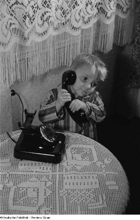 Junge mit einem Telefon