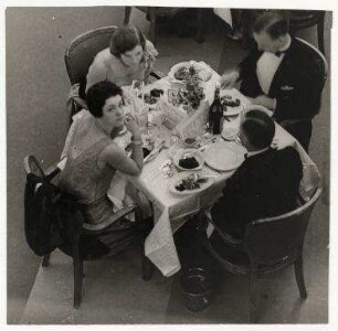 Blick in den Speisesaal der 1. Klasse auf dem Schnelldampfer "Bremen"