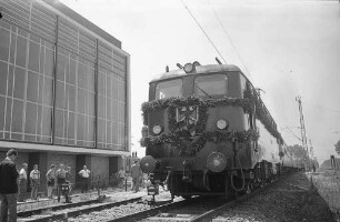 Eröffnung der elektrifizierten Bahnstrecke Karlsruhe - Offenburg.