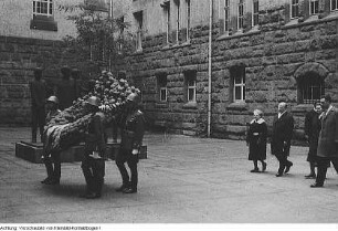 Besuch von Walter Ulbricht, Vorsitzender des Staatsrates der DDR, in der Mahn- und Gedenkstätte für die Opfer des Nationalsozialismus im Hinrichtungshof des ehemaligen Landgerichts (in Begleitung von Prof. Lieselott Herforth, Rektorin der TU Dresden)
