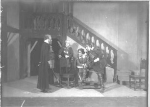 Wallensteins Tod. Dramen-Trilogie von Friedrich Schiller. Staatsschauspiel Dresden, Neueinstudierung 28.04.1927 : Szenenbild mit Walther Kottenkamp als Buttler, Siegfried Lewinsky als Gordon, Heinz Woester als Graf Terzky und Willi Kleinoschegg als Illo