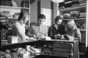Autogrammstunde der Eiskunstläufer Hans-Jürgen Bäumler und Manfred Schnelldorfer in einer Karlsruher Herrenboutique
