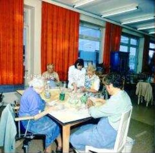 Töpfern als Bewegungstherapie in der Orthopädischen Klinik und Klinik für Rehabilitation ("Waldhaus") in Berlin-Buch