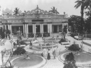 Kalkutta, Indien. Touristen der Hapag im Park vor dem Jaintempel