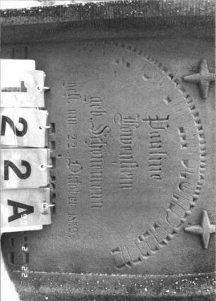 Grabstein 122 (Index: 100116450) Material: Sandstein Zustand: gut Maße HxBxT: 177x62x23 cm Beschreibung: aufgesockelte Stele mit Rundbogenabschluß und eingetieftem Schriftfeld Symbolik: Stern- und Blütenornamentik: Grabstein 122A