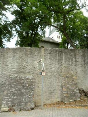 Kirchhofmauer im Süden von Ortsseite mit Strebepfeilern und Mauersteinverband