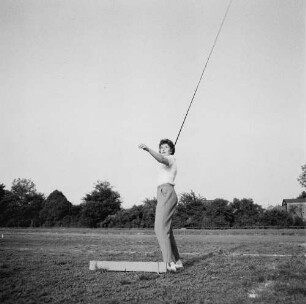 Helga Wischer-Rudolph beim Sportangeltraining auf einem Fußballplatz