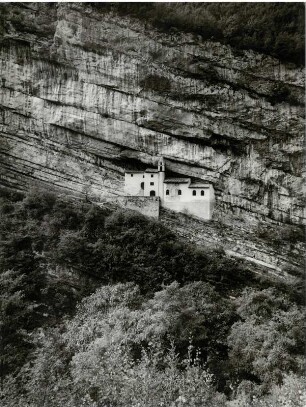 Kleine Kapelle an einer Felswand bei Rovereto im Trentino