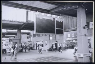 Stuttgart Hbf.: Elektronische Informationstafel an den Bahnsteigen