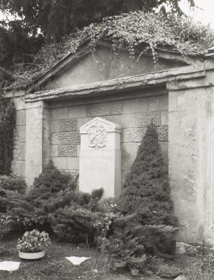 Wandgrabmal für den Kaufmann Karl Friedrich Morenz (gestorben 1949) und seine Frau Elisabeth