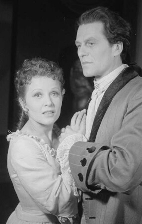Szenenbilder aus dem Trauerspiel "Emilia Galotti" von Gotthold Ephraim Lessing am Deutschen Theater Berlin : Szene mit Siegmar Schneider als Graf Appiani und Käthe Braun als Emilia Galotti