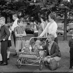 Zwillinge im Kinderwagen und Passanten, Bahnhof Friedrichstraße, Berlin-Mitte, 1968. SW-Foto © Kurt Schwarz.