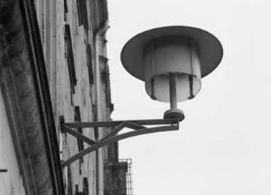 Elektrische Straßenleuchte mit an der Hauswand montiertem Ausleger : Dresden-Neustadt, Leipziger Straße 38. Elektrische Straßenleuchte mit an der Hauswand montiertem Ausleger