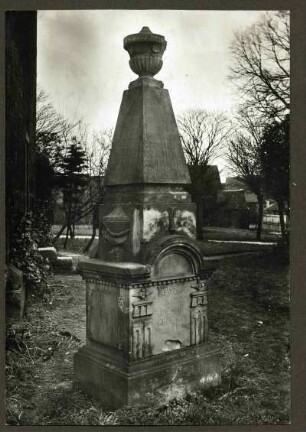 bei Landau, alter Friedhof. Grabmal des Maire Val. Bossert +1814