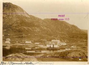 Digermulen auf Hinnöy/Lofoten. Ortsteilansicht mit Landungsbrücke für Touristenboote (Mitte) und Speicherhaus