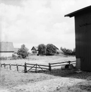 Bauernhöfe, Scheune: dazwischen Weide, Zaun, Gatter