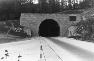 Lämmerbuckeltunnel, km 151,181 Ulmer Portal, Mit dem Bau des Tunnels wurde Ende 1937 begonnen. Mitte 1938 durchgebrochen. Arbeiten 1941 eingestellt. 1948/49 restliche Rohbauarbeiten. Fertigstellung 1957.