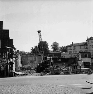 Firma Carl Hoffmann: Hindenburgstraße: Elektrohandel: Neubau: Fundament: darauf Arbeiter: Baumaterial, Baumaschinen und Baukran: links Wohn- und Geschäftshaus mit Haushaltswarengeschäft Otto Möller: hinten restliche Gebäude: im Hintergrund rechts Gebäude der Volkshochschule: 22. August 1968