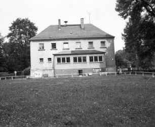 Triebel-Sachsgrün, Dorfstraße 1. Rittergut. Herrenhaus (1857; 1936/1938 Umbau). Gartenansicht mit eingeschossigem Anbau