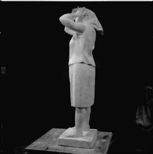 Frau mit Kopftuch : Frau mit Kopftuch. Gips (vor 1962; W. Arnold)