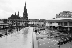 Freiburg: Karlssteg mit Münster, leer
