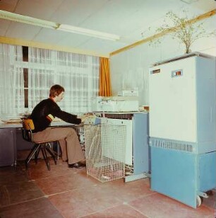 Facharbeiter für Datenverarbeitung an einem Kleinrechner mit Lochbandstation : VEB Elektronik Gera. Facharbeiter für Datenverarbeitung an einem Kleinrechner mit Lochbandstation
