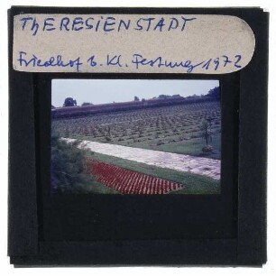 Theresienstadt, Kleine Festung : Nationalfriedhof am Haupteingang