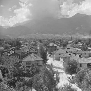 Blick vom Kirchturm der Dreifaltigkeitskirche in Bansko auf die Ortschaft