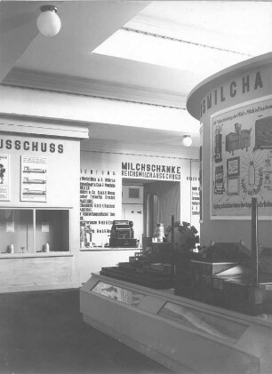 Dresden. Internationale Hygieneausstellung 1930/1931. Gruppe "Landwirtschaft". Ausstellungsraum des Reichsmilchausschusses