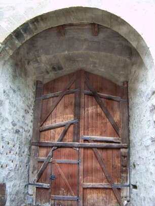 Stadtbefestigung - Stadttor (altes Heilbronner Tor) Durchfahrt mit restauriertem AUßenstor (Doppelflügel mit Mannpforte) von Stadtseite