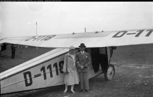 Fluggäste vor einer BFW M18 D-1118