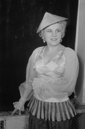 Szenenbilder aus der Oper "Harlekin" an der Deutschen Staatsoper Berlin : Soloaufnahme von Irma Beilke