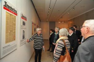 SLUB, Ausstellung "Stunde Null?" : Die Leiterin des Buchmuseums, Katrin Nitzschke, bei der Führung durch die Ausstellung.